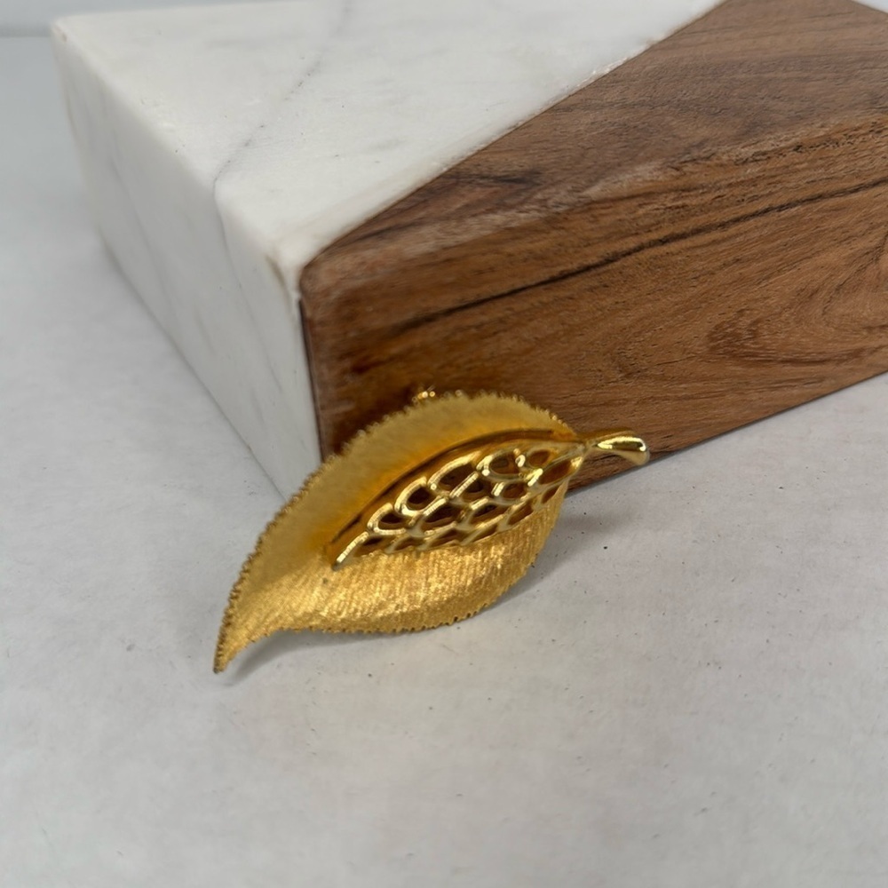 Vintage Textured Gold Tone Leaf Brooch Pin Signed Signed JJ lot B21